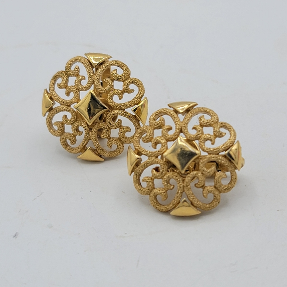 Avon Precious Pretenders Clip On Earrings Textured Filigree Scrollwork 70s Vtg - Picture 10 of 10